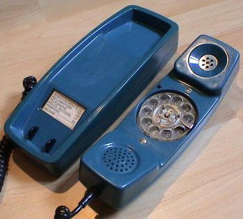 téléphone de 1981, qui présente la modernité par son cadran miniature à l'intérieur du combiné. 