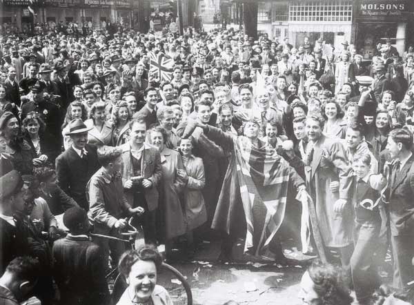 La foule célèbre dans les rues de Montréal le «Jour de la Victoire», le 8 mai 1945