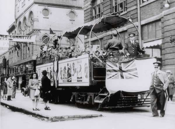 Wagon du réseau de tramways de Québec servant à la campagne pour l'achat des bons de la victoire