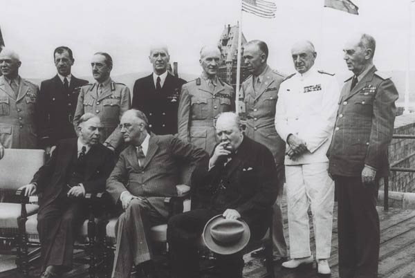 Mackenzie King, Franklin D. Roosevelt et Wiston Churchill, en compagnie d'officiers américains et britanniques, lors de la conférence de Québec