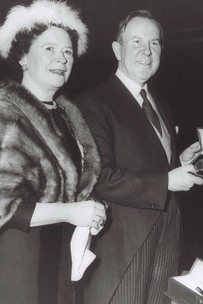 Lester B. Pearson et son épouse, au moment où celui-ci recevait le prix Nobel de la paix à Oslo, en Norvège