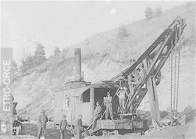 La compagnie de chemins de fer Canadien Pacifique utilisant une pelle mécanique à vapeur pour creuser près de Bolton Centre dans les Cantons de l'Est
