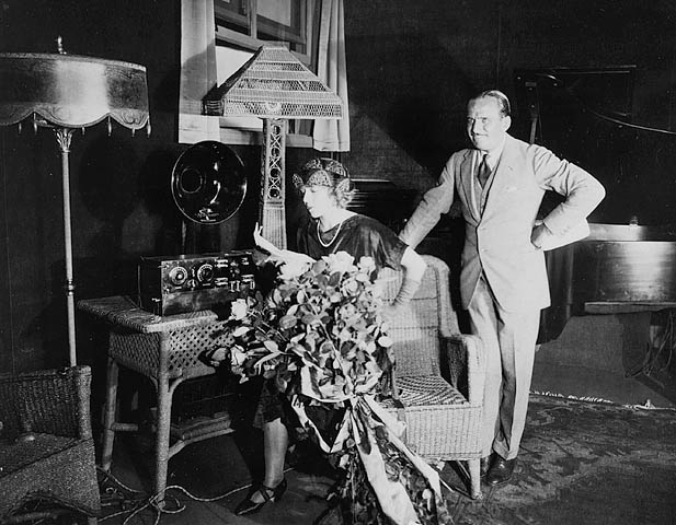 Douglas Fairbanks et Mary Pickford dans les studios de CKAC à Montréal