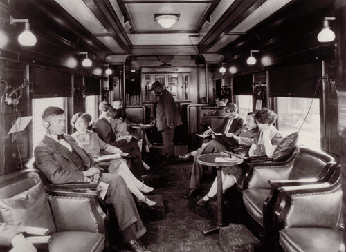 Des gens écoutent la radio lors de leur trajet en train dans un  wagon première classe 