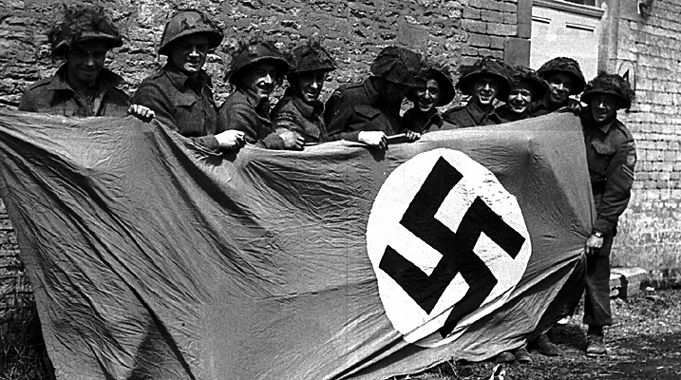 Capture du drapeau nazi par le Régiment de la Chaudière