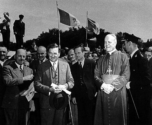 Mgr Charbonneau et Maurice Duplessis lors d'une cérémonie officielle: les relations qui semblent cordiales entre les deux hommes devaient par la suite se détériorer