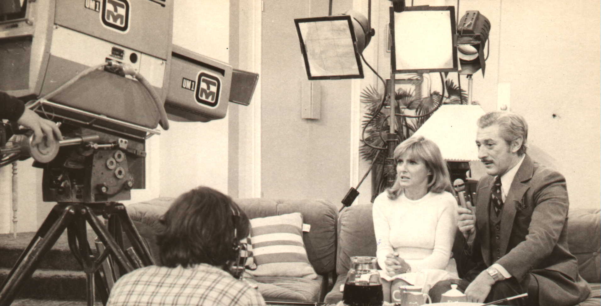 Dominique Michel et Yoland Guérard préparant une scène pour le téléroman «Chère Isabelle», réalisé par Claude Colbert et Gilles Pilon