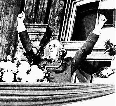 Charles de Gaulle sur le balcon de l'hôtel de ville de Montréal lors de l'allocution pendant laquelle il prononça son célèbre: Vive le Québec libre!