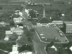 Vue aérienne du village de Mirabel à la fin des années 1960