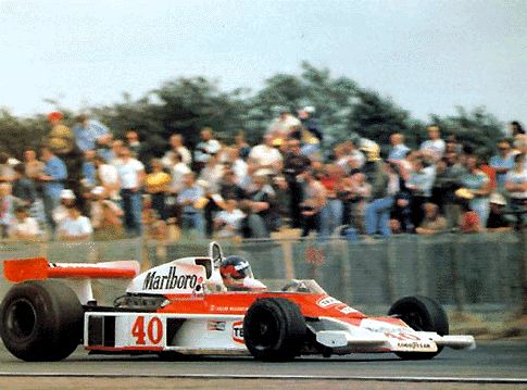 Gilles Villeneuve au volant d'une McLaren lors d'une course en Angleterre