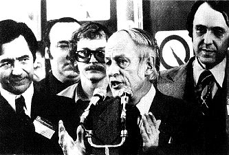 René Lévesque entouré de Camille Laurin et Gilbert Paquette lors de la soirée du 15 novembre 1976
