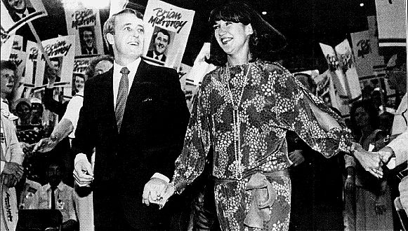 Le chef progressiste-conservateur Brian Mulroney et son épouse lors de l'élection de son parti