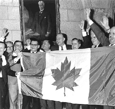 Les premiers ministres fédéral et provinciaux célèbrent l'adoption du nouveau drapeau du Canada