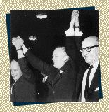 René Lévesque, Jean Lesage et Georges-Émile Lapalme célèbrent leur victoire aux élections générales de 1962
