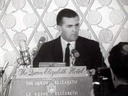 Maurice Richard lorsqu'il annonce sa retraite du hockey, le 15 septembre 1960, en conférence de presse
