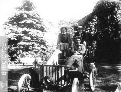 Famille prenant place dans une automobile