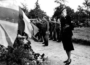 Pauline Vanier se recueuillant sur la tombe du soldat inconnu