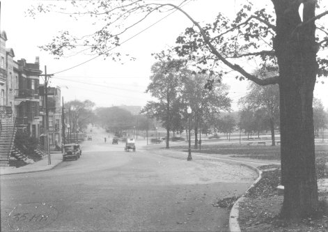 La rue Rachel en direction est, à partir de l'avenue du Parc-Lafontaine dans les années 1930: on y aperçoit un tramway, l'avenue Calixa-Lavallée et une partie du parc Lafontaine.