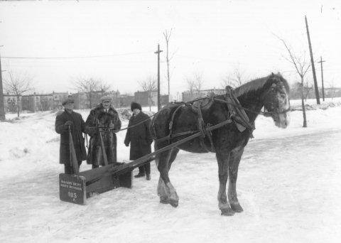 Chasse-neige tiré par des chevaux, utilisé par le service de la voirie de Montréal dans les années 1930