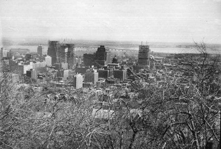 Le centre-ville de Montréal vu du mont Royal: on y aperçoit l'édifice Place Ville-Marie en construction