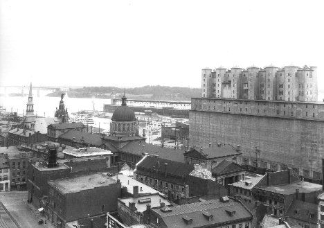 Vue aérienne oblique du Vieux-Montréal: on y voit le marché Bonsecours, le port, ainsi que l'élévateur de grains no 2