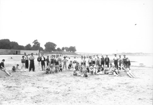 La plage de l'île Ste-Hélène et ses baigneurs dans les années 1930