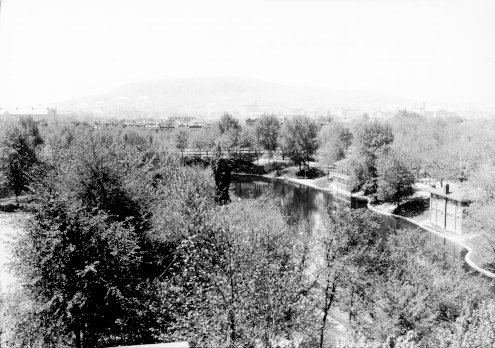 Le parc Lafontaine, avec vue d'ensemble sur le mont Royal, le bassin, la fontaine, les kiosques et le pont Degrelle
