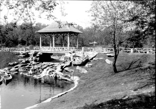 Le parc Lafontaine, avec vue sur le pont Degrelle
