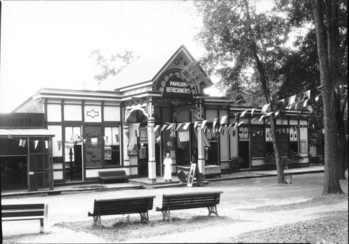 Le casse-croûte et l'infirmerie du parc Lafontaine dans les années 1930