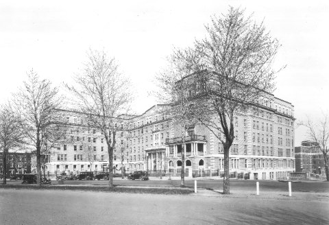 L'hôpital Notre-Dame (1560, rue Sherbrooke Est), construit entre 1922 et 1924