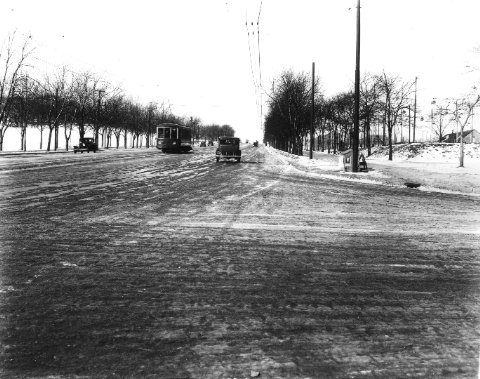 L'avenue du Parc en direction nord, à partir de la rue Duluth: on y voit un tramway et des voitures qui circulent