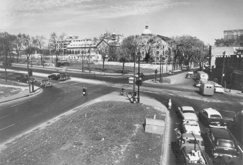 L'intersection des avenues du Parc et des Pins avant la construction de l'échangeur: on y voit l'Hôtel-Dieu de Montréal à l'arrière-plan
