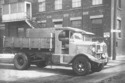 Un camion-benne de la Cité de Montréal (aujourd'hui ville de Montréal) au début des années 1930