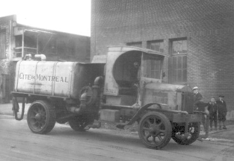 Un camion-citerne de la Cité de Montréal (aujourd'hui ville de Montréal) au début des années 1930