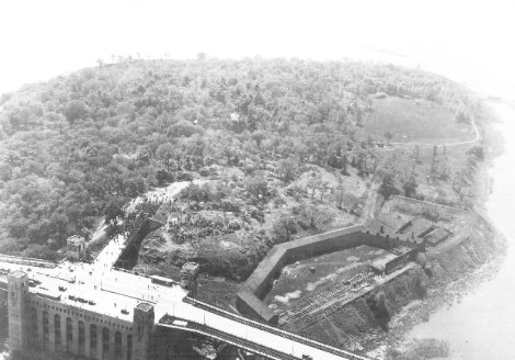 Vue aérienne de l'Île Ste-Hélène lors de l'inauguration de la rampe d'accès: on y voit une partie du pont Jacques-Cartier ainsi que le fort de l'île