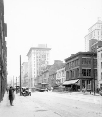 Vue de la rue McGill en direction sud, à partir de la rue Notre-Dame dans les années 1930