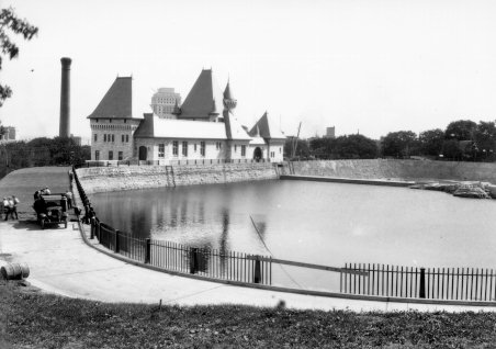Le réservoir et la station de pompage McTavish dans les années 1930