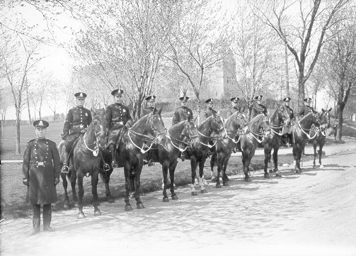 Des policiers à cheval devant le parc Lafontaine