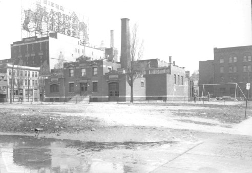 Le marché-à-foin situé à l'angle des rues St-Paul et de l'Inspecteur au milieu des années 1940