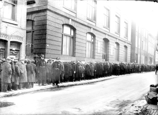 Une file d'attente de chômeurs devant l'entrée du refuge Meurling à Montréal lors de la crise économique des années 1930