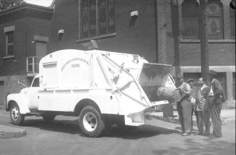 Un camion à déchets de la Cité de Montréal (aujourd'hui ville de Montréal) au début des années 1950