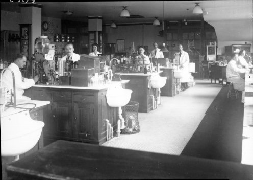 Un laboratoire médical dans le milieu des années 1940