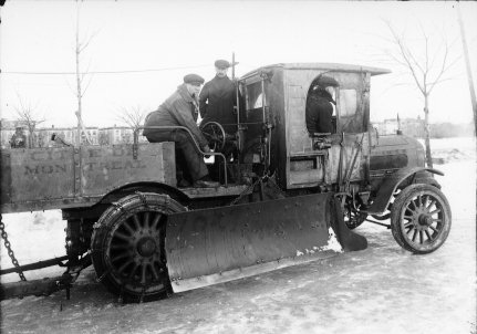 Chasse-neige motorisé, utilisé par le service de la voirie de Montréal dans les années 1930