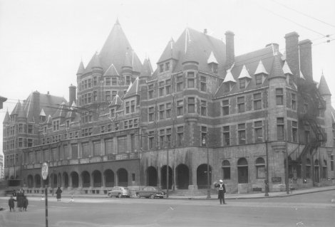 L'édifice Jacques-Viger (ancien hôtel et gare) situé sur la rue St-Antoine Est