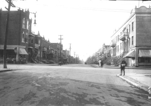 La rue St-Urbain en direction sud, à partir de la rue St-Viateur, dans les années 1930: on y aperçoit un modèle de lampe à arc