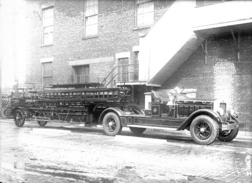 Un camion à incendie dans les années 1920