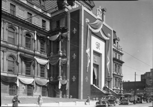 L'hôtel de ville de Montréal décoré pour la visite du roi George VI
