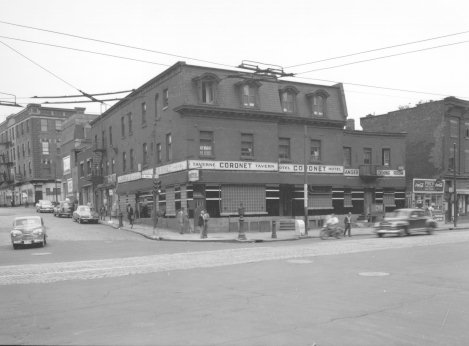La taverne Hôtel Coronet, située à l'intersection sud-ouest des rues Craig (aujourd'hui rue St-Antoine) et Berri: on y aperçoit le Phil's News Stand and Fruit Store (à la droite de l'image), de même que l'hôtel Le Relais à l'arrière-plan