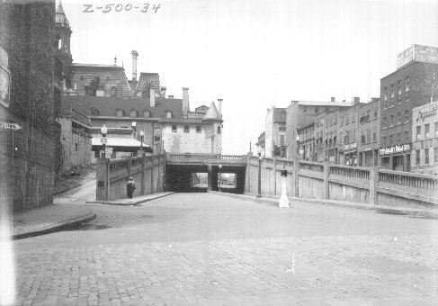 Le tunnel de la rue Gosford (disparu en 1998) en direction nord à partir de la rue St-Paul: on y aperçoit les commerces Legault & Masse, Épiciers en gros et Au cultivateur