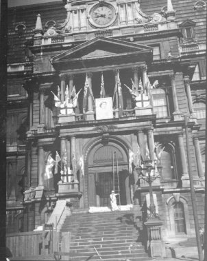 La façade de l'hôtel de ville de Montréal décorée pour le couronnement d'Élisabeth II